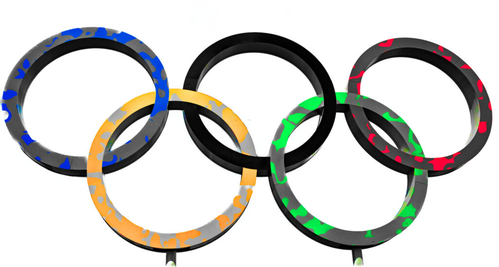Olympische Ringe vor Weiß, aber so bearbeitet, dass nur teilweise die echten Farben sichtbar sind und der Rest in traurigen Grautönen erscheint. 